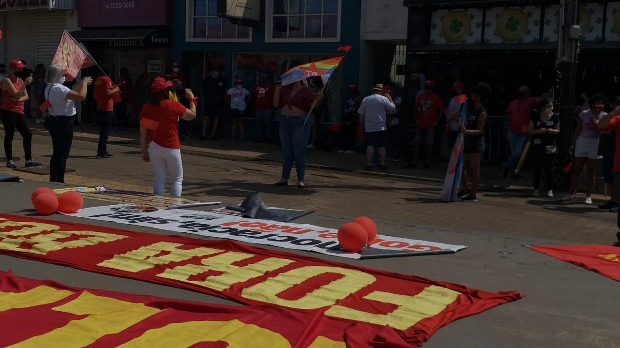 Foto 2 de 17 — Manifestantes fazem ato "Fora Bolsonaro" na Praça Santa Cruz; veja imagens